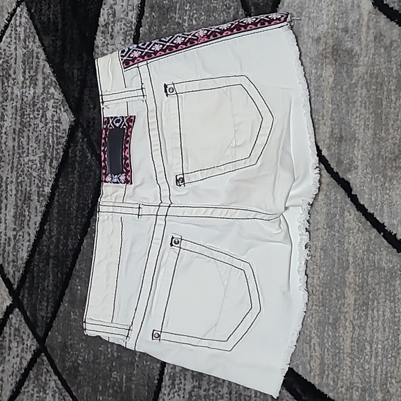 BUCKLE DAYTRIP CAPRICORN EMBROIDERED DENIM JEAN SHORTS - Picture 2 of 10